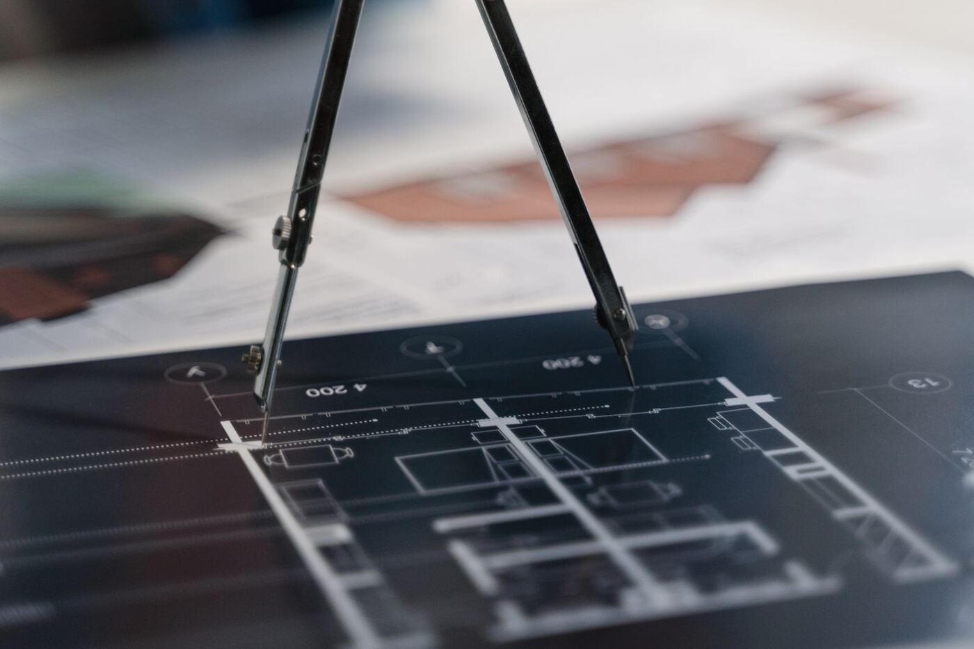 Compasso su un disegno tecnico di progetto